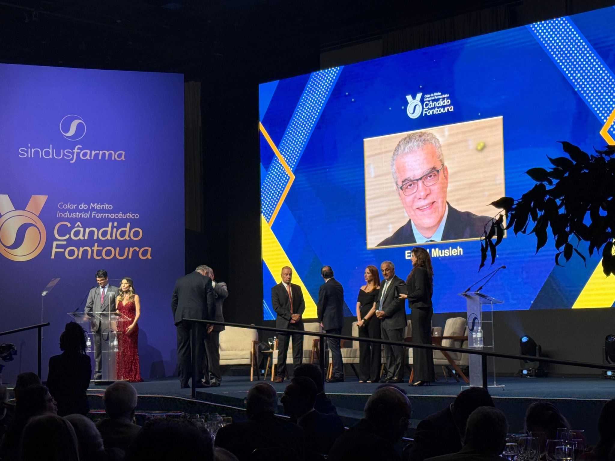Momento do anúncio da premiação com destaque da imagem no telão