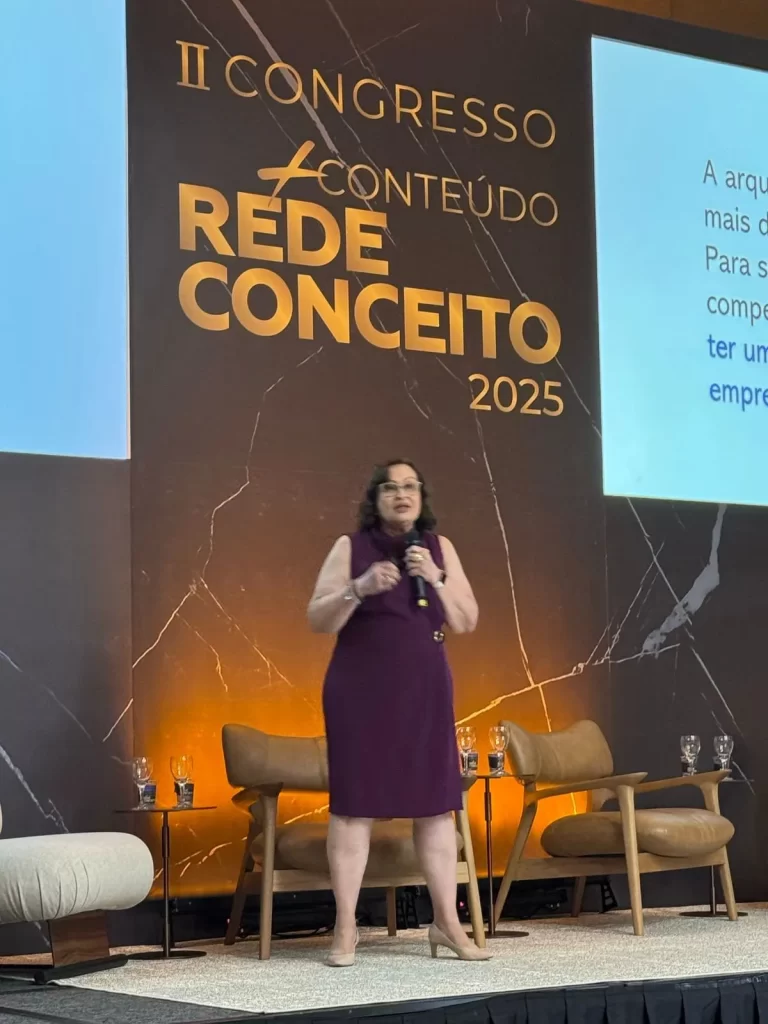 Palestra no 2º Congresso Conteúdo Rede Conceito 2025 sobre gestão empresarial aplicada à arquitetura.