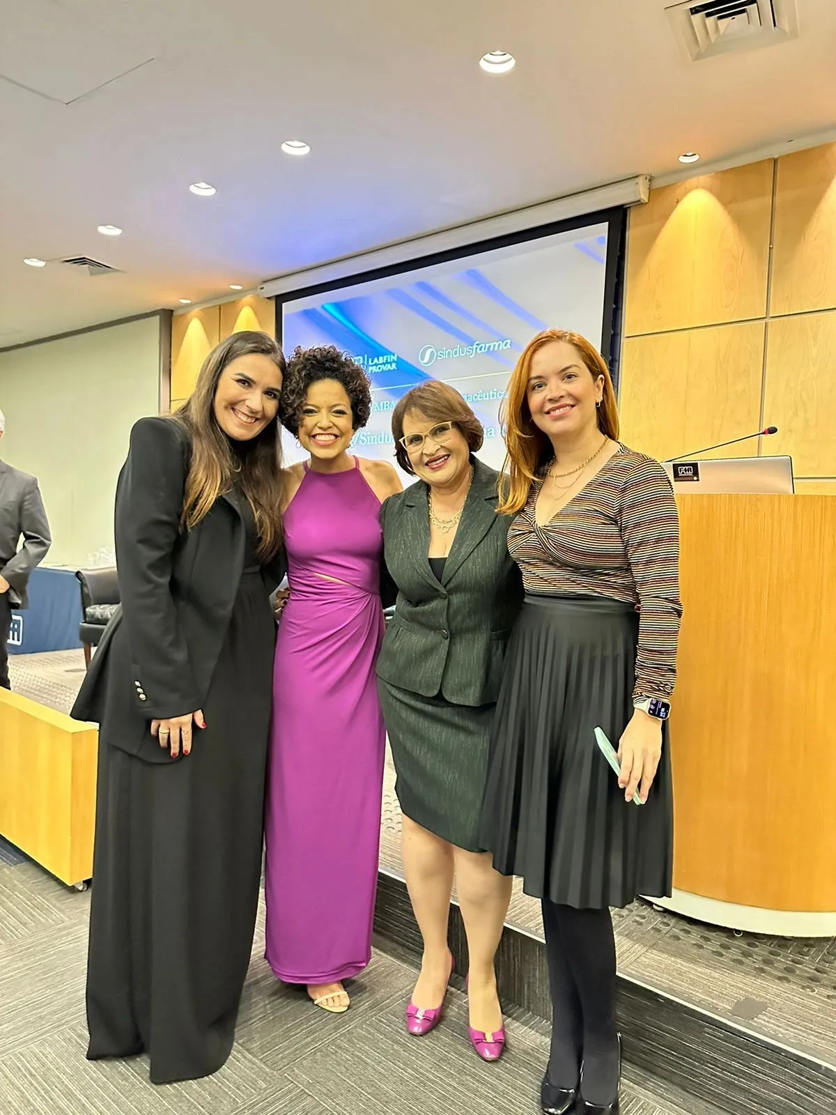 Celebração da 4ª Turma do MBA Indústria Farmacêutica FIA/SINDUSFARMA, marcada por conquistas e superação.