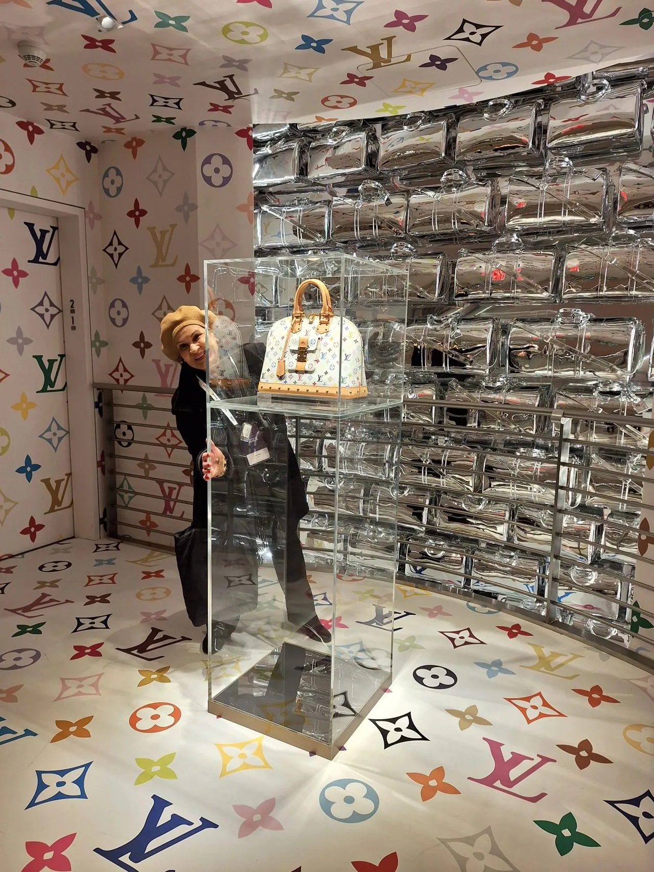 Louis Vuitton apresenta novidades, incluindo produtos para pets e a cafeteria Le Chocolat, como parte das experiências que antecedem a NRF 2025.
