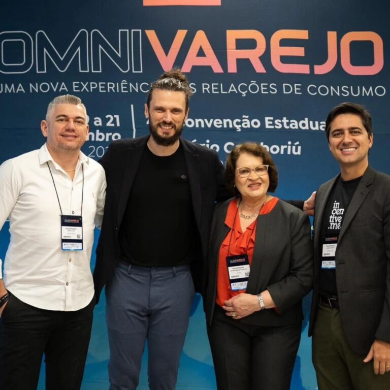 Palestrantes do OMNIVAREJO, evento da CNDL com apoio do IBEVAR, sobre inovação e transformação digital no varejo.
