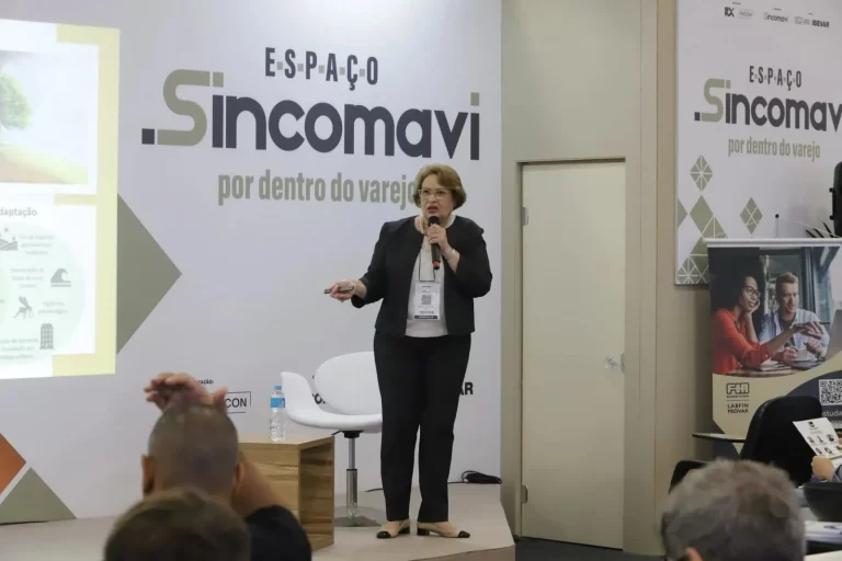Teresa Cristina Charotta palestrando na arena “Por Dentro do Varejo” durante a FEICON 2024, organizada pela SINCOMAVI.
