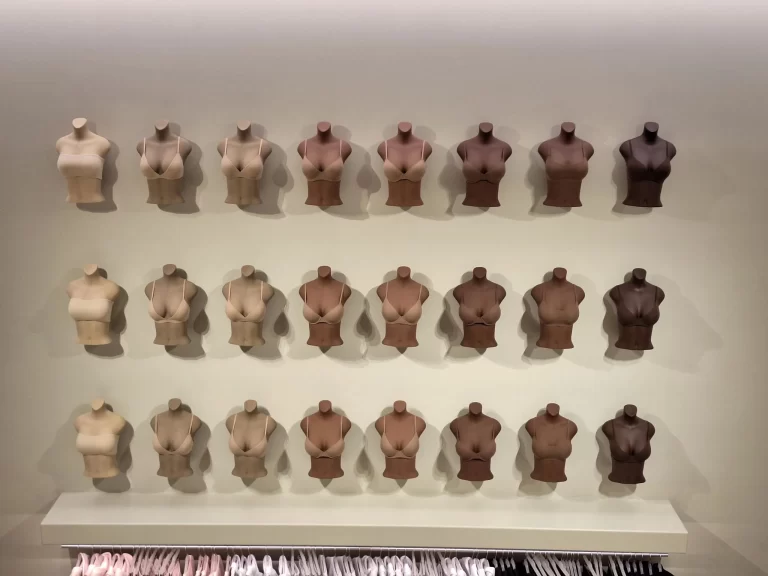 Exposição de diferentes manequins representando diversidade de corpos e tons de pele na loja da Skims, marca de lingerie nos EUA.