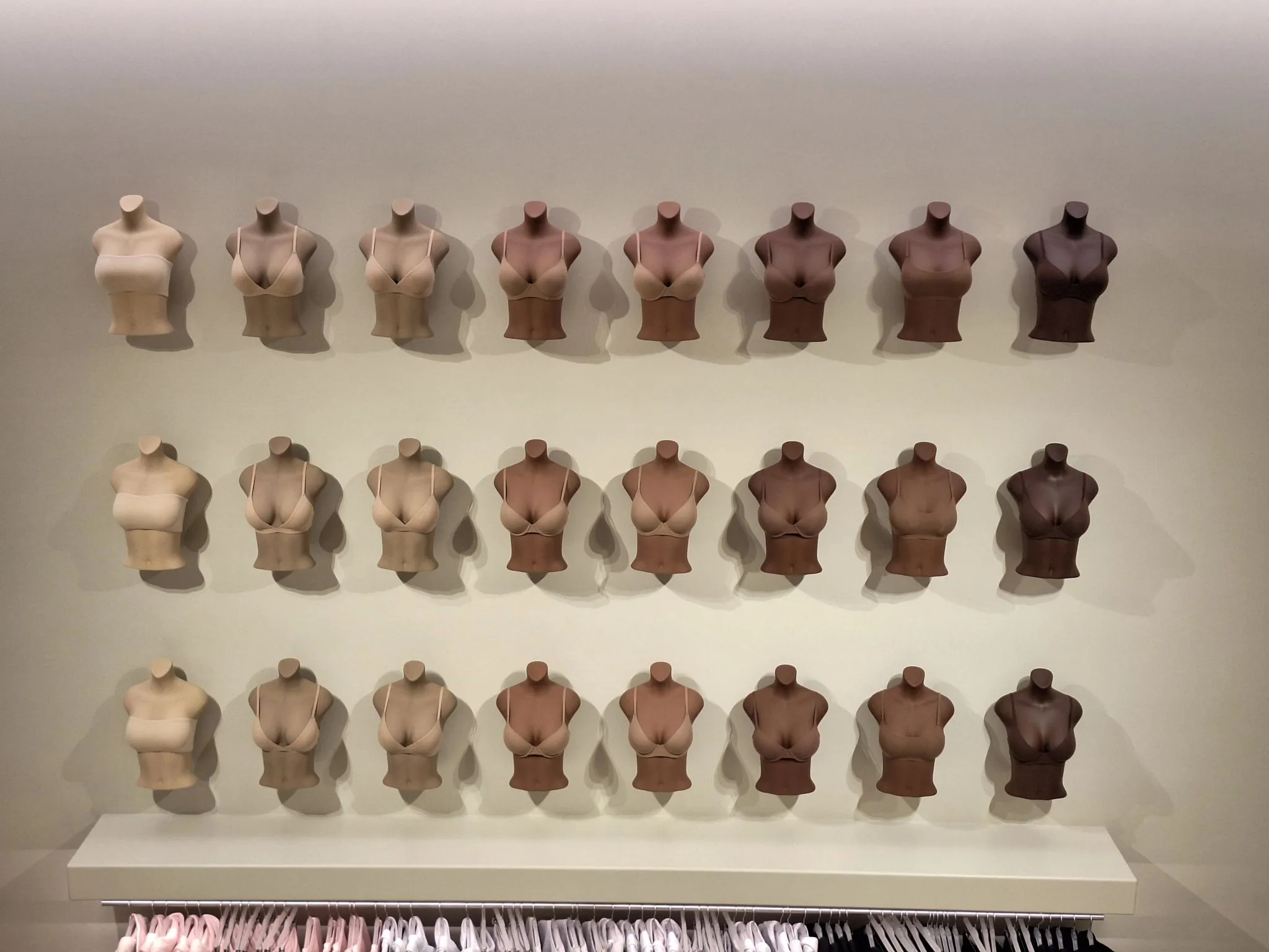 Skims, marca de underwear nos EUA, aposta em diversidade, conforto e inovação no varejo de moda íntima.