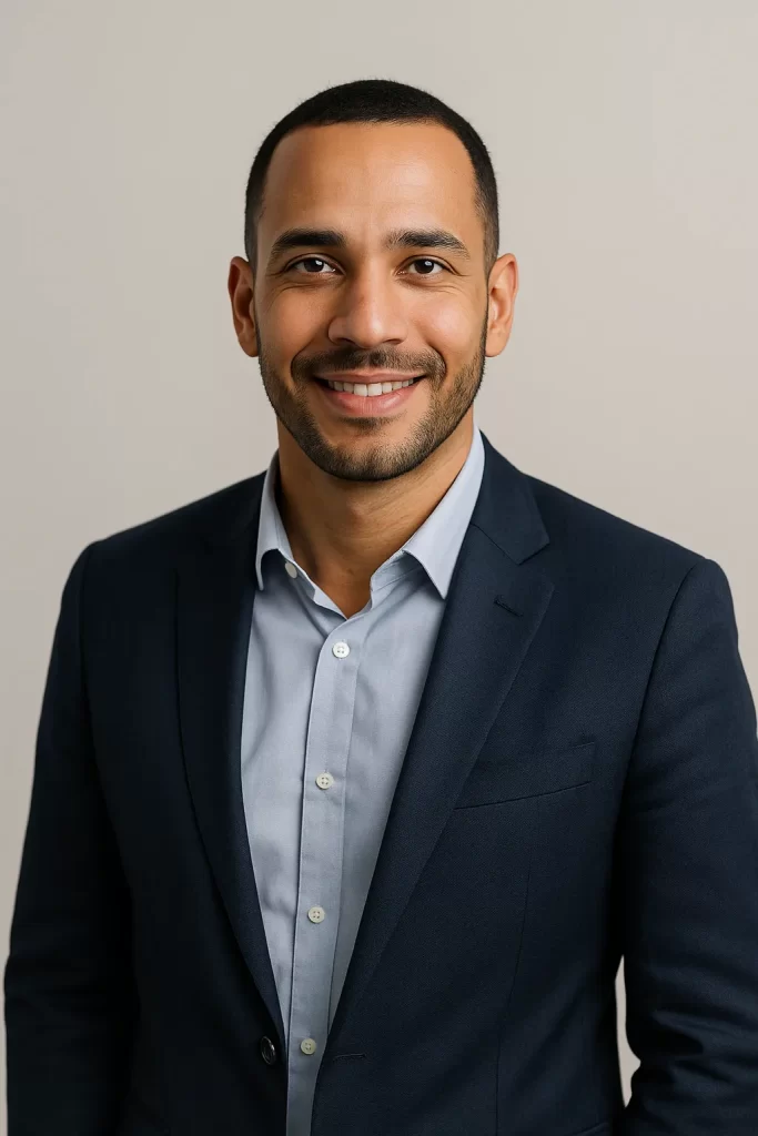 Retrato profissional de João Martins, especialista em marketing e negócios digitais, com expressão confiante e fundo neutro.