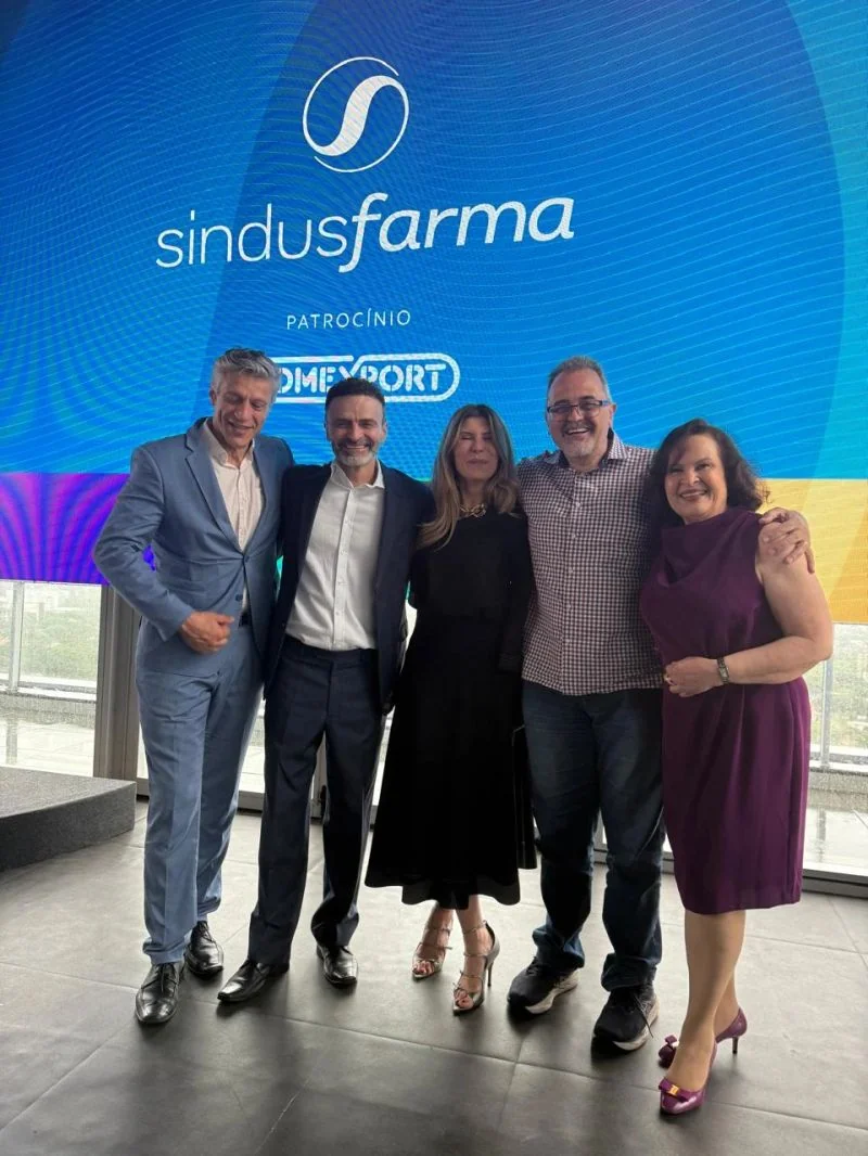 Participantes do almoço de encerramento do Sindusfarma em momento institucional.