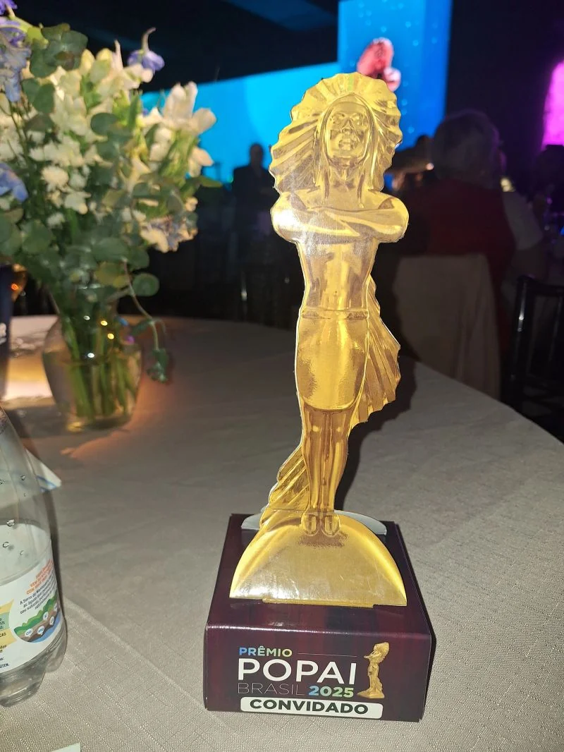 Detalhe do troféu do Prêmio POPAI Brasil 2025, símbolo do reconhecimento às empresas e projetos de destaque no varejo, trade marketing e experiência do consumidor.